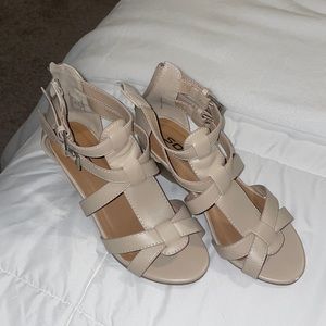 Tan small-heeled dress shoes.